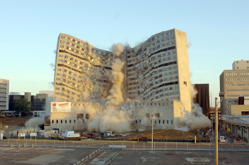 Illustration for article titled The Joy Of Watching Huge Buildings Implode